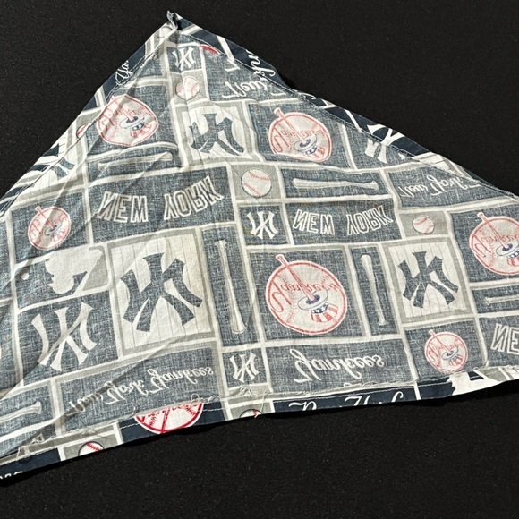 It’s a bandana! Bundle of 2 Yankees bandanas for pups in 2 sizes. EUC - Picture 5 of 9